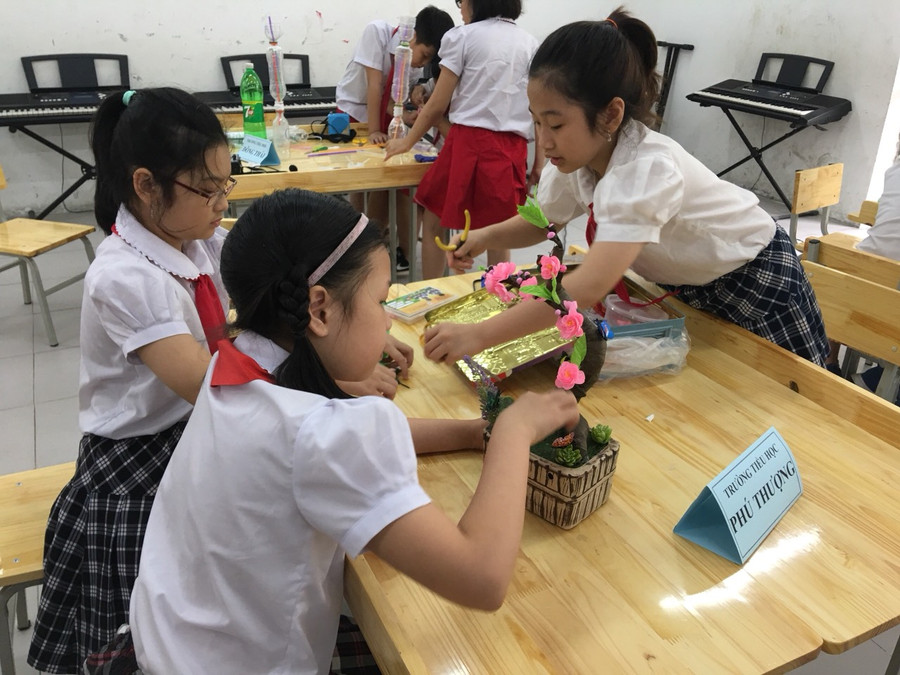 Các em học sinh thực hiện phần thi làm sản phẩm khoa học tại chỗ. Các em học sinh thực hiện phần thi làm sản phẩm khoa học tại chỗ.