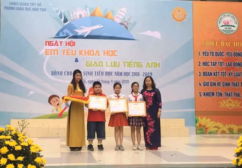 Đại diện Ban giám khảo trao thưởng cho các đội đoạt giải cao.