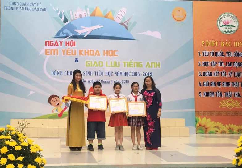 Đại diện Ban giám khảo trao thưởng cho các đội đoạt giải cao. Đại diện Ban giám khảo trao thưởng cho các đội đoạt giải cao.