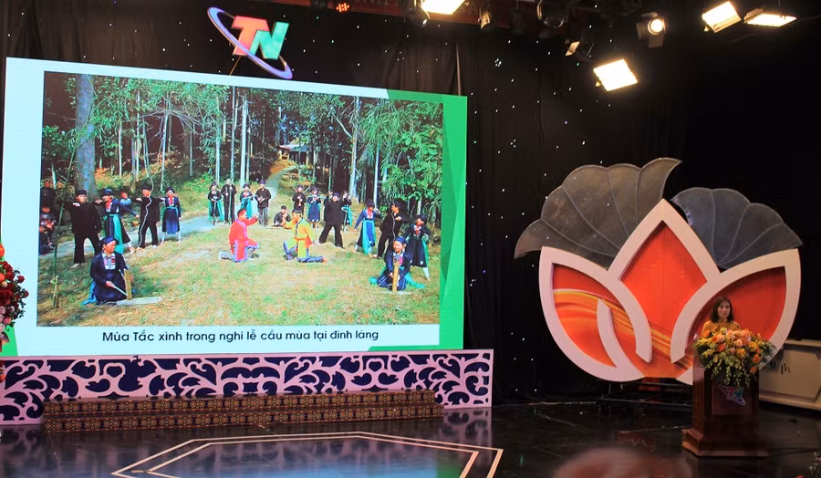 Báo cáo viên Vũ Thị Nhàn, Chi bộ Trường Tiểu học Tức Tranh, Đảng bộ xã Tức Tranh, huyện Phú Lương thuyết trình về phần thi của mình.