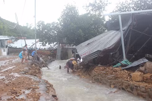 Người dân khu xóm núi di dời đến nơi an toàn