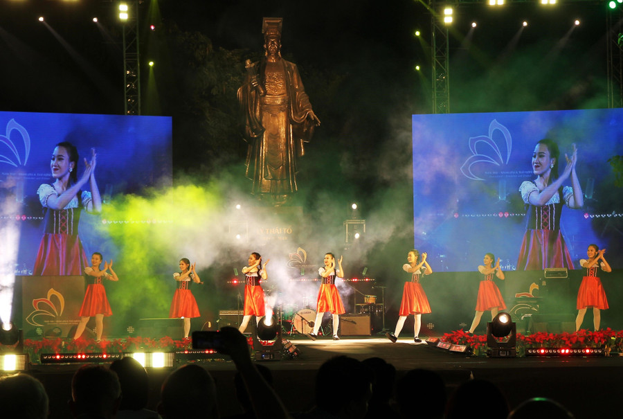 Biểu diễn văn nghệ tại lễ hội (Ảnh TTXVN). Biểu diễn văn nghệ tại lễ hội (Ảnh TTXVN).