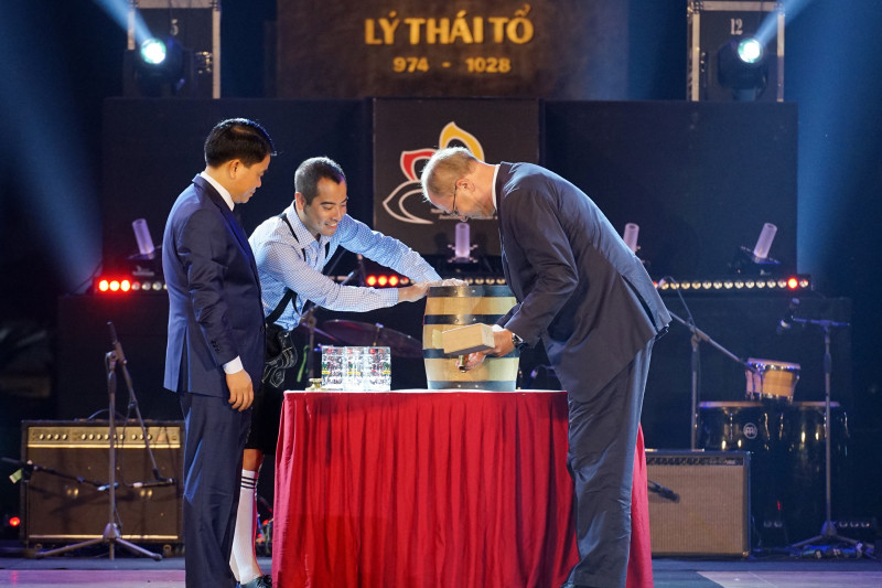 Chủ tịch UBND TP Hà Nội Nguyễn Đức Chung và Đại sứ CHLB Đức tại Việt Nam Christian Berger thực hiện nghi thức khui thùng bia (ảnh TTXVN). Chủ tịch UBND TP Hà Nội Nguyễn Đức Chung và Đại sứ CHLB Đức tại Việt Nam Christian Berger thực hiện nghi thức khui thùng bia (ảnh TTXVN).