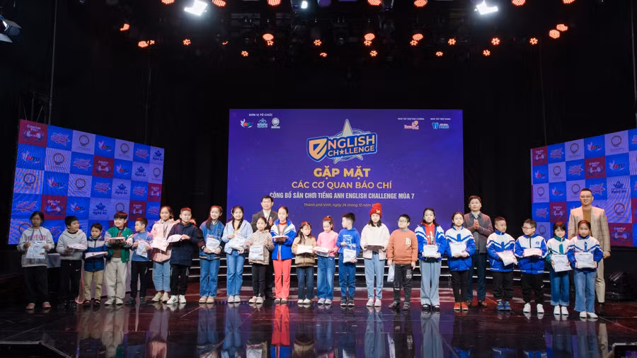 Ban tổ chức chương trình trao phần quà kỷ niệm cho 36 thí sinh tham gia chương trình English Challenge mùa thứ 7. (Ảnh: Phạm Tâm)