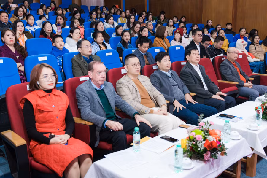 Các đại biểu tham dự chương trình. (Ảnh: Phạm Tâm)