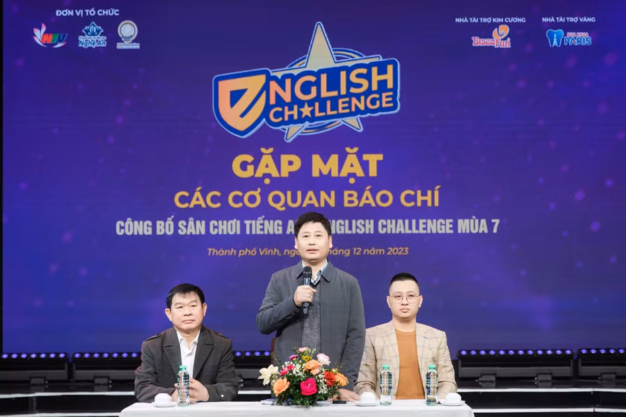 Ông Trần Minh Ngọc - Giám đốc Đài PT-TH Nghệ An, Trưởng Ban tổ chức giải đáp các câu hỏi về chương trình. (Ảnh: Phạm Tâm)