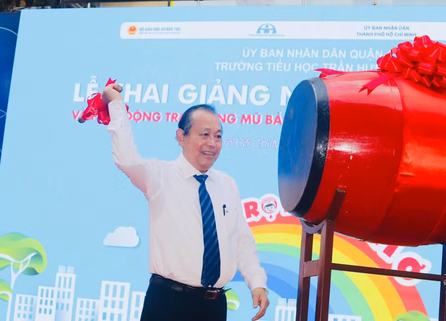 Phó Thủ tướng thường trực Chính phủ Trương Hòa Bình đánh trống khai giảng năm học mới tại Trường tiểu học Trần Hưng Đạo, Quận 1, TP.HCM