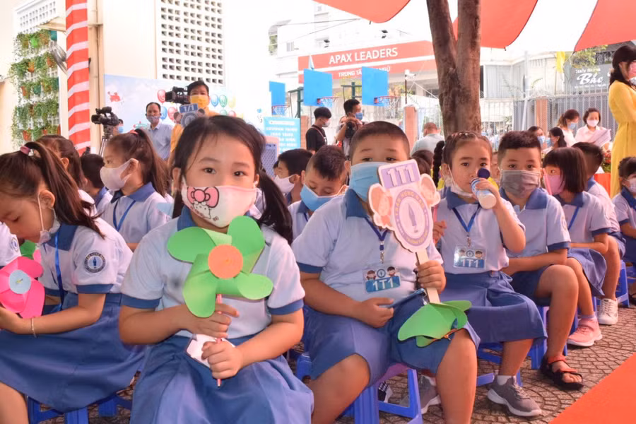 Các em học sinh lớp 1 tại lễ khai giảng năm học 2020-2021.