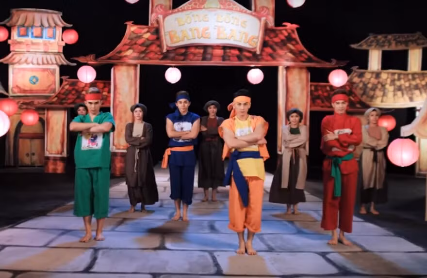 Nhóm 365 với tạo hình từ các nhân vật cổ tích thu hút khán giả nhí (Ảnh cắt từ clip).