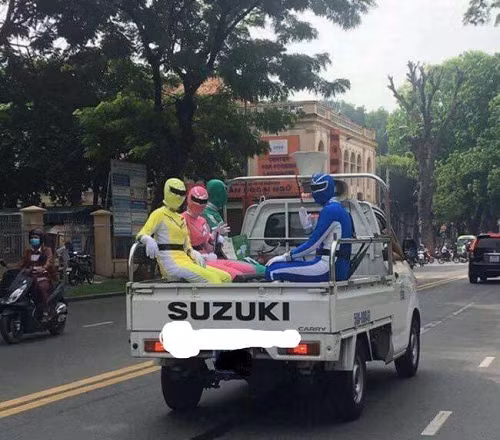 Năm anh em siêu nhân trên một chiếc xe con. Năm anh em siêu nhân trên một chiếc xe con.