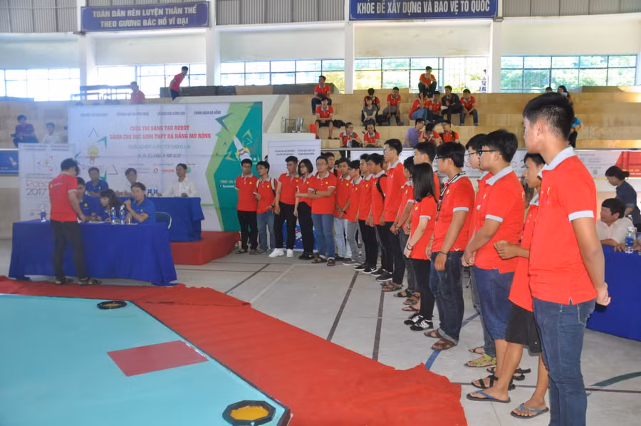 Cuộc thi Sáng tạo Robot mở rộng lần thứ 5 - năm 2017 có 26 đội, 187 học sinh tham gia tranh tài.