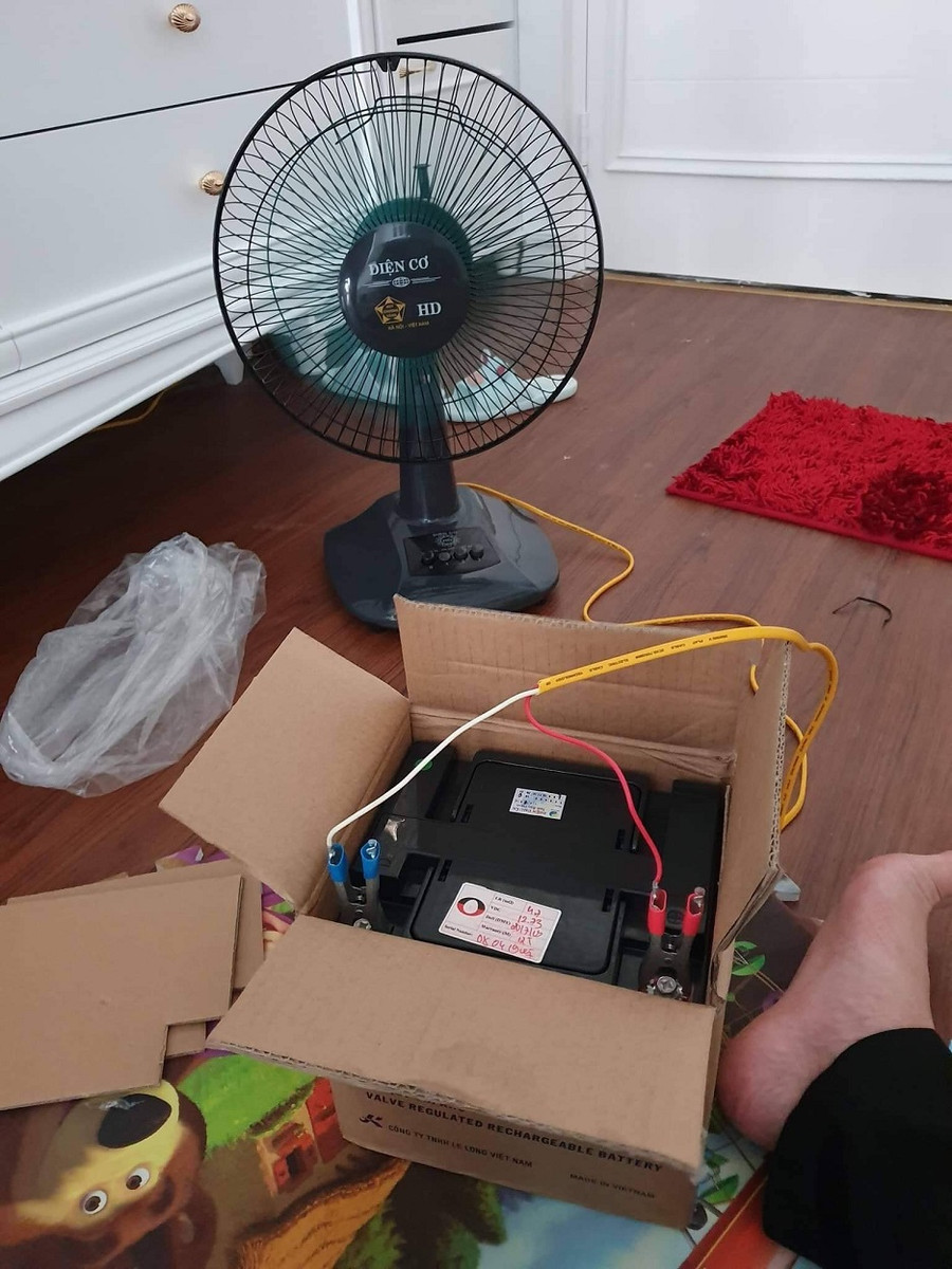 Không có điện, người dân ở chung cư Sông Đà Việt Đức Complex phải sử dụng bình ắc quy để có điện thắp sáng và chạy quạt trong những ngày nóng bức vừa qua (Ảnh chụp ngày 30/7)