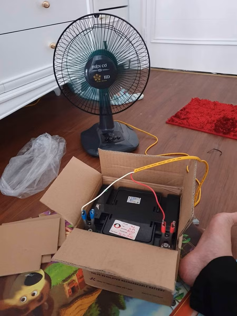 Không có điện, người dân ở chung cư Sông Đà Việt Đức Complex phải sử dụng bình ắc quy để có điện thắp sáng và chạy quạt trong những ngày nóng bức vừa qua (Ảnh chụp ngày 30/7)