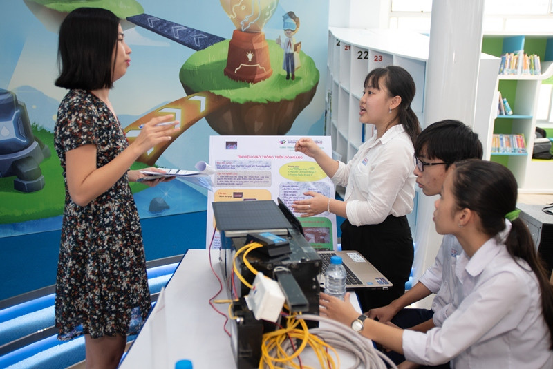 Ban giám khảo kiểm tra công tác chuẩn bị của một nhóm trước khi bước vào phần thi thuyết trình dự án Ban giám khảo kiểm tra công tác chuẩn bị của một nhóm trước khi bước vào phần thi thuyết trình dự án