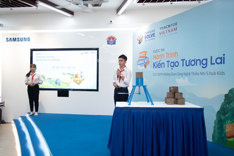 Nhóm Năng lượng Xanh thuyết trình tại vòng chung kết Nhóm Năng lượng Xanh thuyết trình tại vòng chung kết