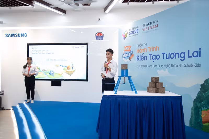 Nhóm Năng lượng Xanh thuyết trình tại vòng chung kết