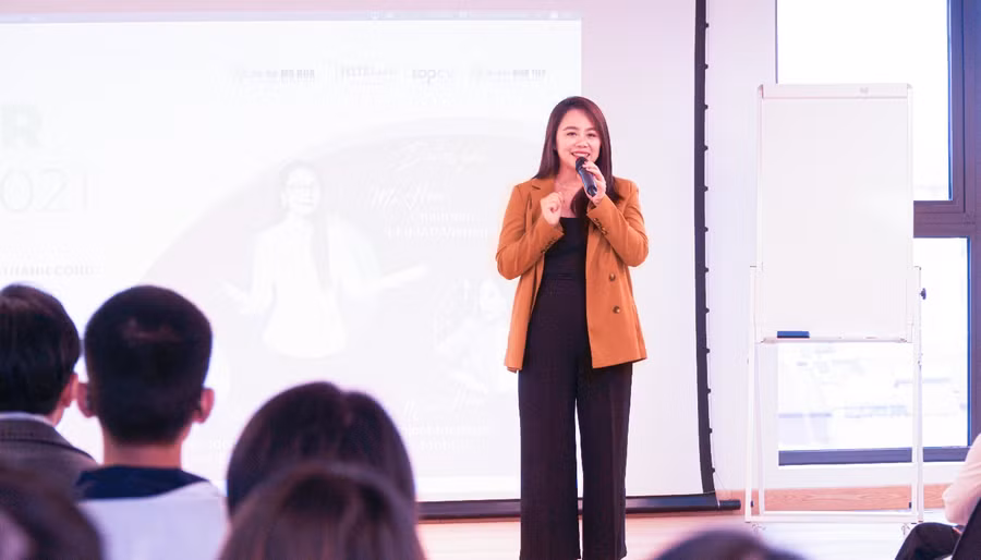 Diễn giả Ms Hoa - Chủ tịch Hội đồng quản trị công ty Cổ phần Giáo dục và Đào tạo IMAP tại buổi tọa đàm