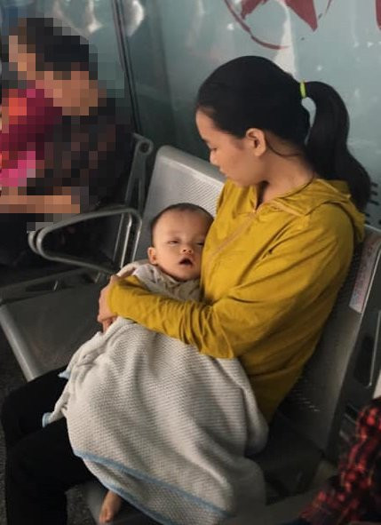 Thấy mắt em bé bị lệch, mẹ Hà Tĩnh chết đứng khi nghe bác sĩ kết luận ảnh 1 thay mat em be bi lech, me ha tinh chet dung khi nghe bac si ket luan: benh nang - 1