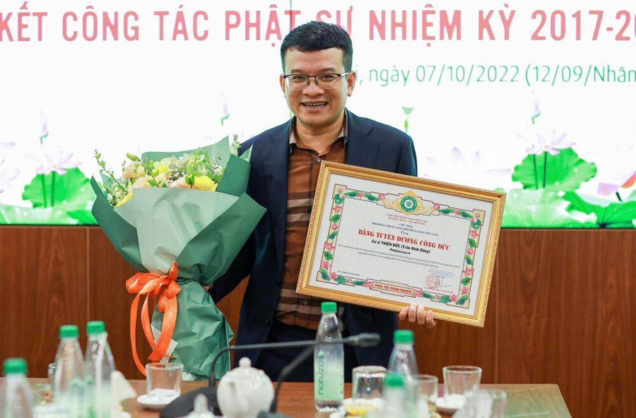 Cư sĩ Thiện Đức, Trưởng Ban biên tập Cổng thông tin Phật giáo Việt Nam hoan hỉ đón nhận Bằng Tuyên dương Công đức từ Đức Hoà thượng Chủ tịch ở hạng mục cá nhân. Cư sĩ Thiện Đức, Trưởng Ban biên tập Cổng thông tin Phật giáo Việt Nam hoan hỉ đón nhận Bằng Tuyên dương Công đức từ Đức Hoà thượng Chủ tịch ở hạng mục cá nhân.