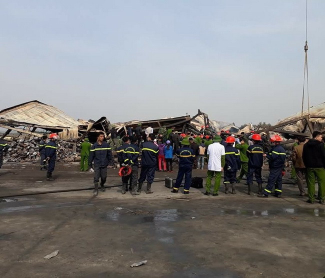 Hiện trường vụ cháy nhà máy bánh kẹo Tràng An (phường Bắc Sơn, Bỉm Sơn, Thanh Hóa) làm 3 người chết. Ảnh Nguyễn Quỳnh 