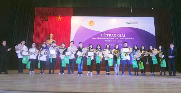 BTC trao giải cho các thí sinh đạt giải tại cuộc thi Olympic tiếng Anh THPT năm học học 2017 - 2018