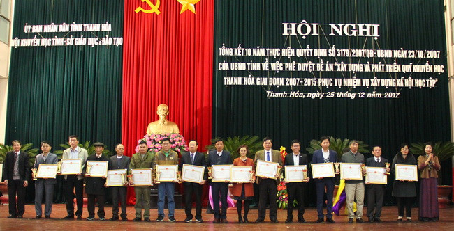 Trao Bằng khen cho cá nhân, nhà hảo tâm có nhiều đóng góp trong xây dựng và phát triển quỹ khuyến học của tỉnh Thanh Hóa. Ảnh: Nguyễn Quỳnh