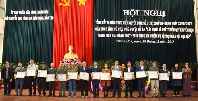 Trao Bằng khen cho cá nhân, nhà hảo tâm có nhiều đóng góp trong xây dựng và phát triển quỹ khuyến học của tỉnh Thanh Hóa. Ảnh: Nguyễn Quỳnh