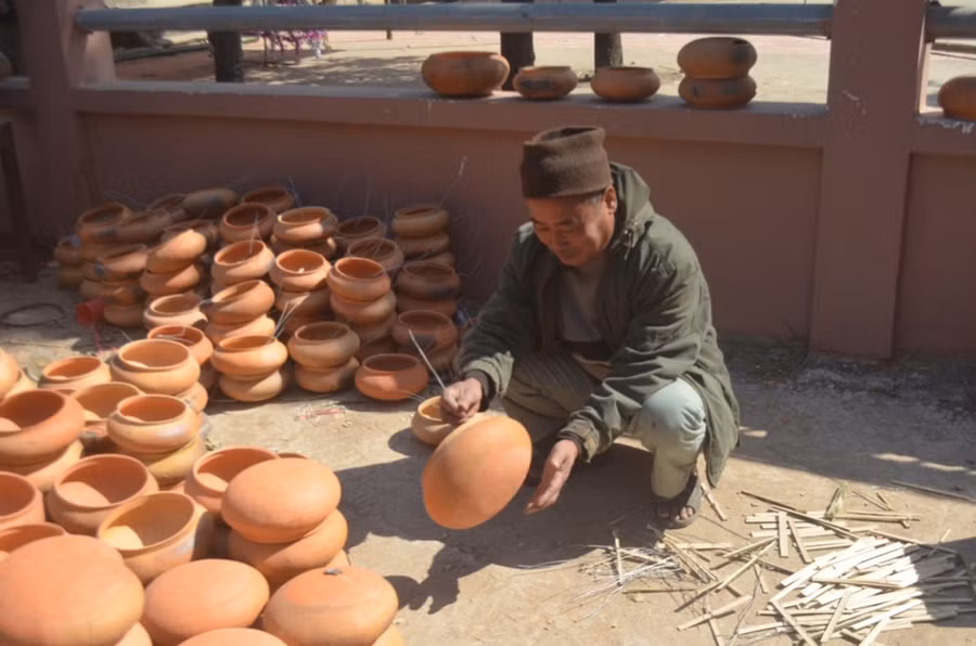 Theo giáo dân nơi đây, làm cây thông này vừa để tạo sự đặc biệt trong lễ Noel, vừa để quảng bá sản phẩm địa phương