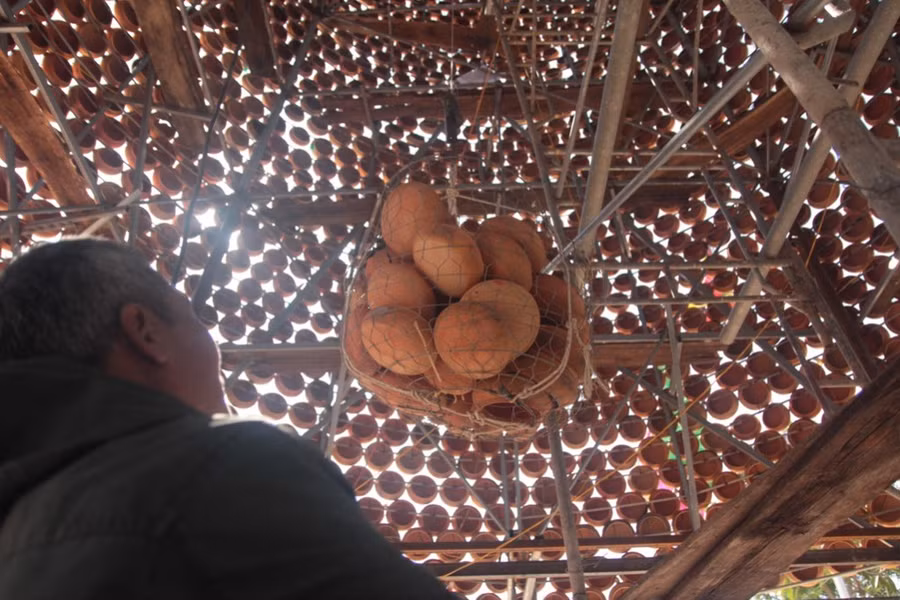 Hơn 6.000 nồi đất của làng nghề truyền thống được sử dụng để dựng cây thông cao 25m