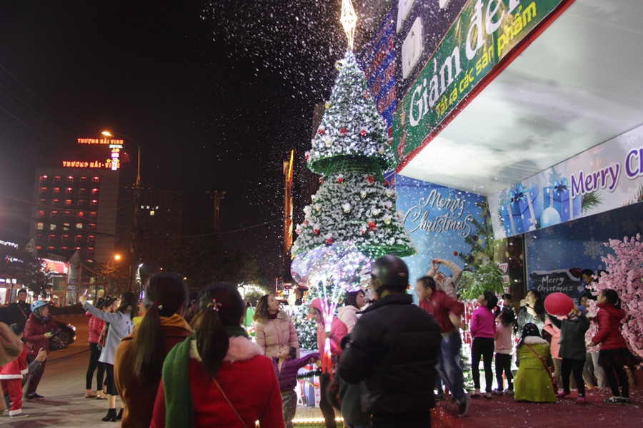 Đêm Giáng sinh, nhiều tuyến phố của TP Vinh cũng trang trí rực rỡ