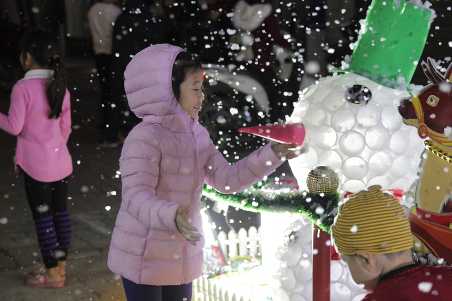 Em bé háo hức với người tuyết