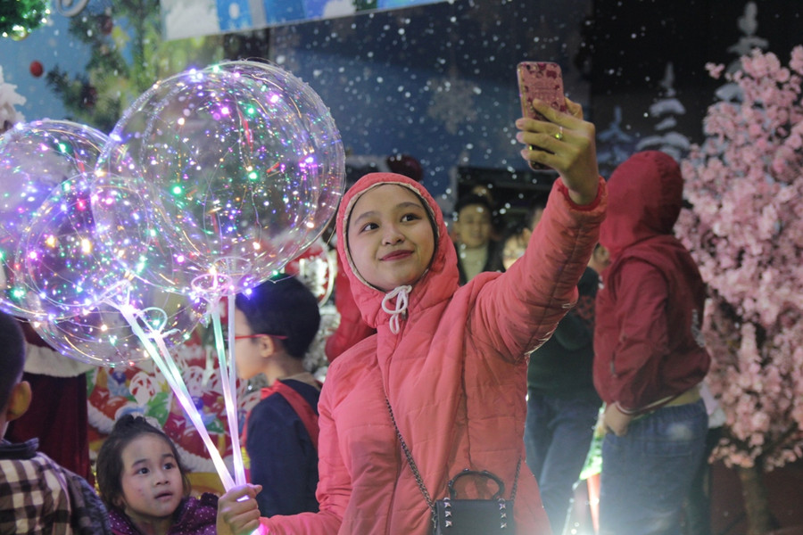 Từ lâu, nhiều người dân không phân biệt lương giáo cùng vui lễ Noel