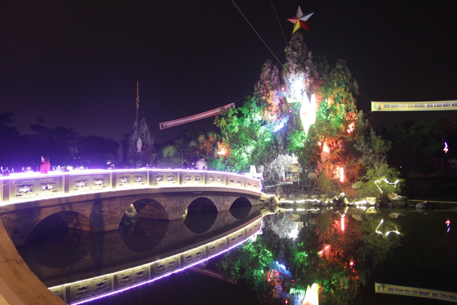 Mọi người đi thăm hang đá ở giữa hồ nước tại Giáo xứ Yên Đại, TP Vinh