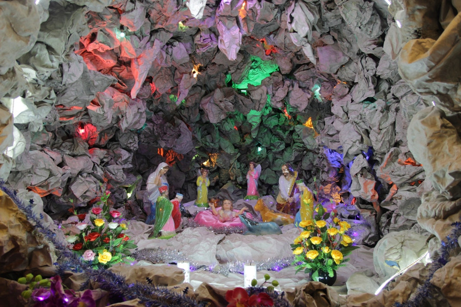 Nhiều nơi khác cũng trang trí hang đá, theo bà con giáo dân đây là nơi mà Chúa giáng sinh.