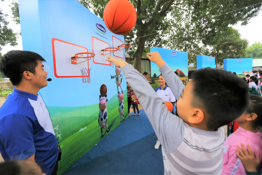 Những trò chơi vui nhộn đã làm cho không khí buổi Lễ trao sữa càng thêm sôi động.