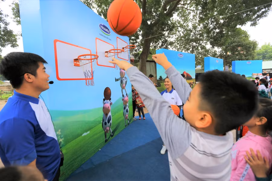 Những trò chơi vui nhộn đã làm cho không khí buổi Lễ trao sữa càng thêm sôi động.