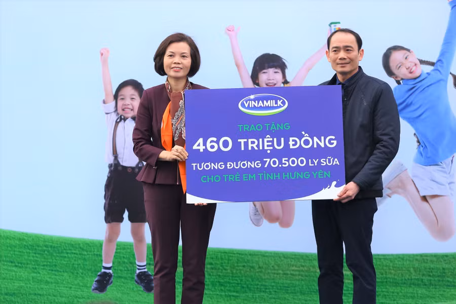 Bà Bùi Thị Hương - Giám đốc điều hành Vinamilk trao bảng tượng trưng cho Ông Đăng Văn Diên - Giám đốc Sở Lao động Thương Binh và Xã hội tỉnh Hưng Yên.