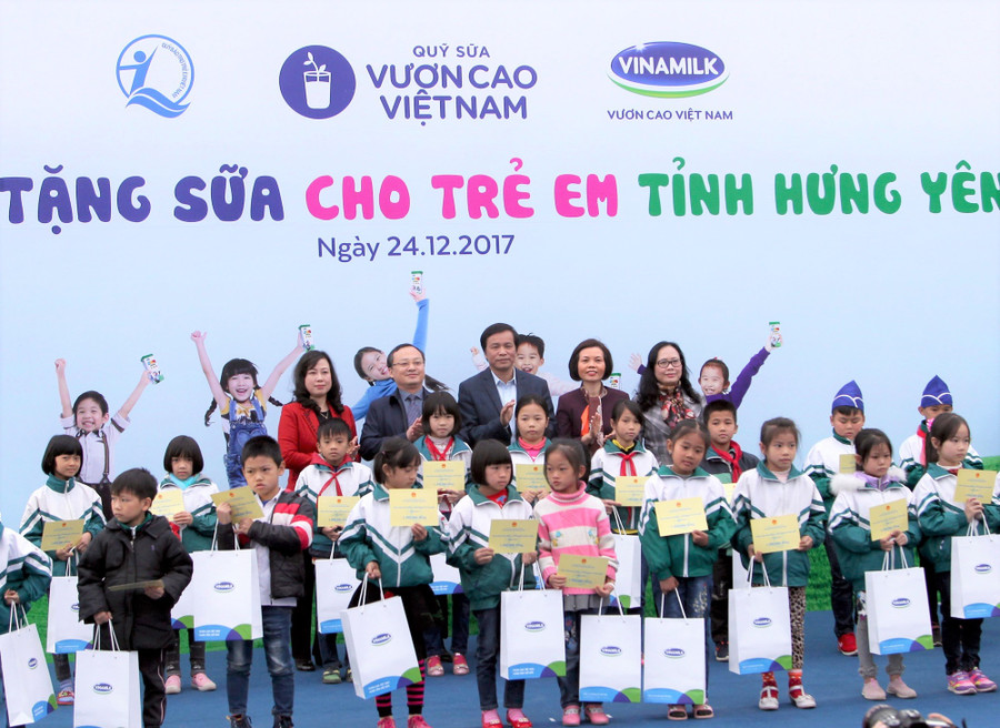 Các Đại biểu trao quà và học bổng cho các em học sinh của trường tiểu học Nhân Hòa, huyện Mỹ Hào, tỉnh Hưng Yên.