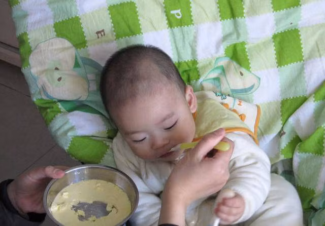 be 6 thang tuoi bi hoai tu ruot, me khoc ngat khi biet sai lam tu nguoi ba - 3