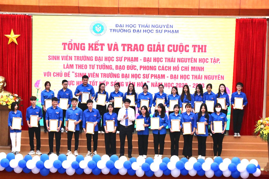 Nhân dịp này, Đoàn trường tổ chức tổng kết và trao giải các cuộc thi trong khuôn khổ lễ kỷ niệm.