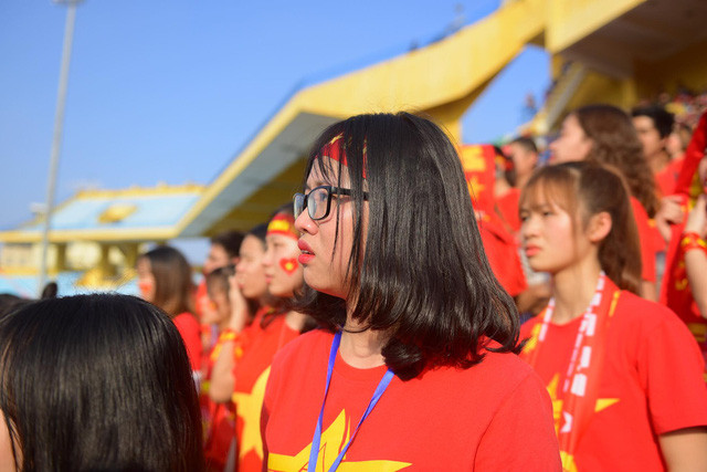  Nữ cổ động viên Việt Nam đã khóc sau khi U23 Việt Nam thủng lưới 