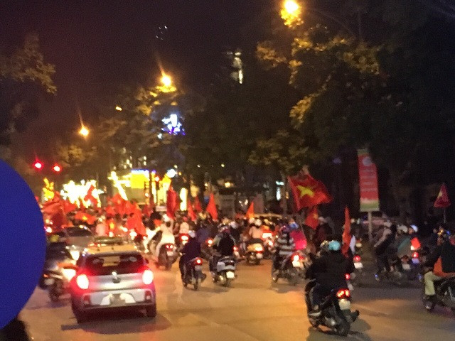 Đường phố Hà Nội rực rỡ sắc đỏ và ngập tiếng reo hò