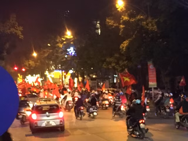 Đường phố Hà Nội rực rỡ sắc đỏ và ngập tiếng reo hò