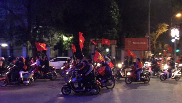 Người dân Hà Nội ngất ngây với chiến thắng của U23 Việt Nam.
