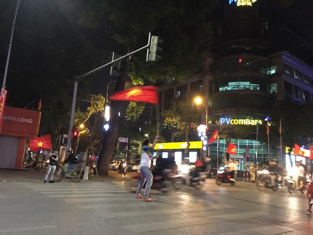 Ngay sau chiến thắng ngẹt thở trước U23 Qatar của đội tuyển Việt Nam, người dân lập tức đổ ra đường ăn mừng chiến thắng.