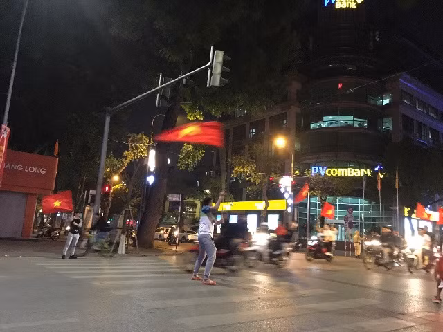 Ngay sau chiến thắng ngẹt thở trước U23 Qatar của đội tuyển Việt Nam, người dân lập tức đổ ra đường ăn mừng chiến thắng.