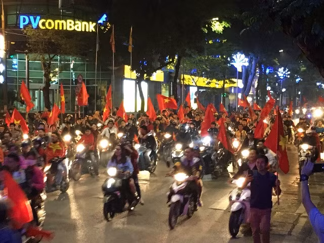 Dòng người hâm mộ trên phố Ngô Quyền