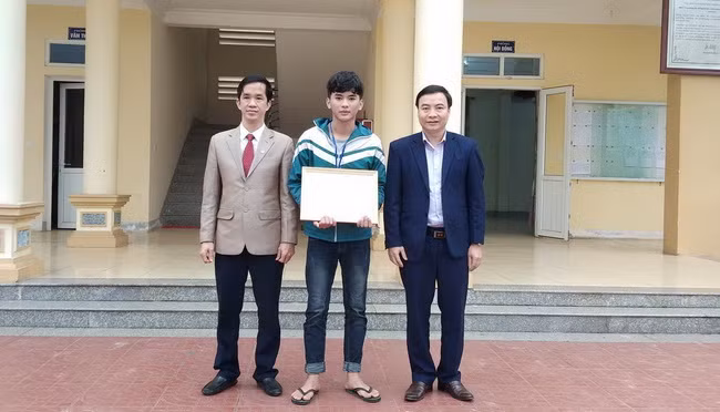 Tuyên dương học sinh “Nhặt được của rơi, tìm người trả lại”