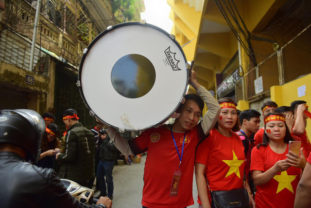  13h42: Một cổ động viên đang vác trống đến sân Hàng Đẫy (Hà Nội) cổ động cùng bạn bè 