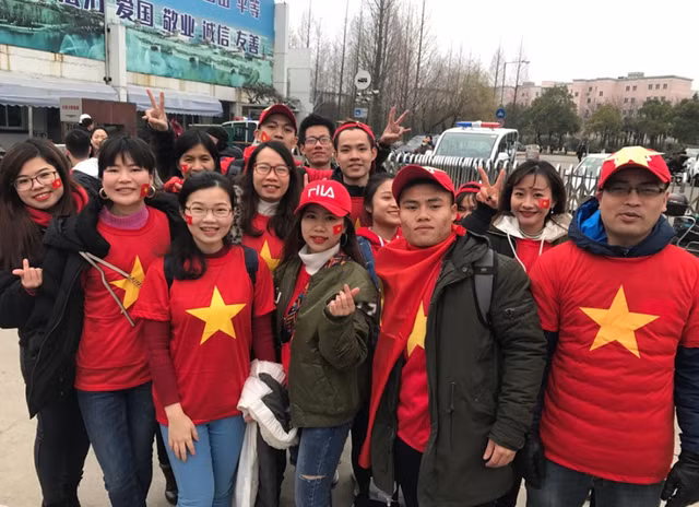  Bầu không khí sôi động của các cổ động viên (hầu hết là sinh viên) Việt Nam bên ngoài sân Thường Châu 